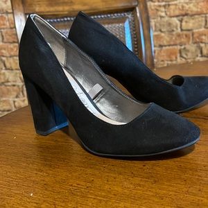 Libby Edelman Black Pumps